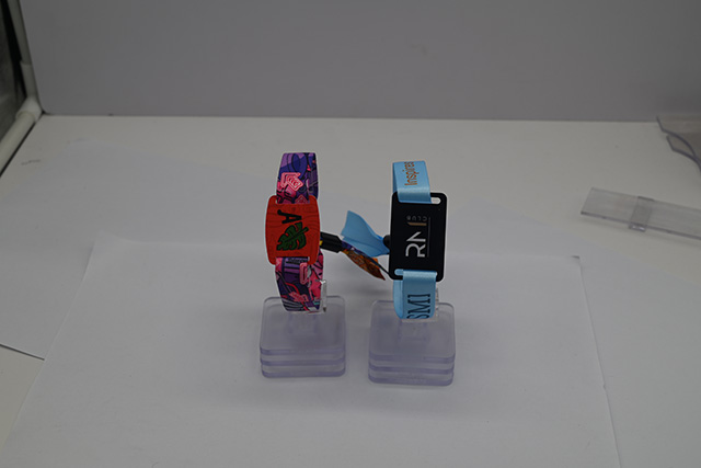 小區門禁卡怎樣定制并且授權開門呢？